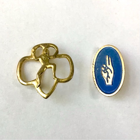 Vintage 60s Girl Scouts Brownies Pins Lot 2 Membership Two Finger Salute Promise - Picture 1 of 3